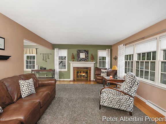 3rd image of 1900 Emerald Ave NE