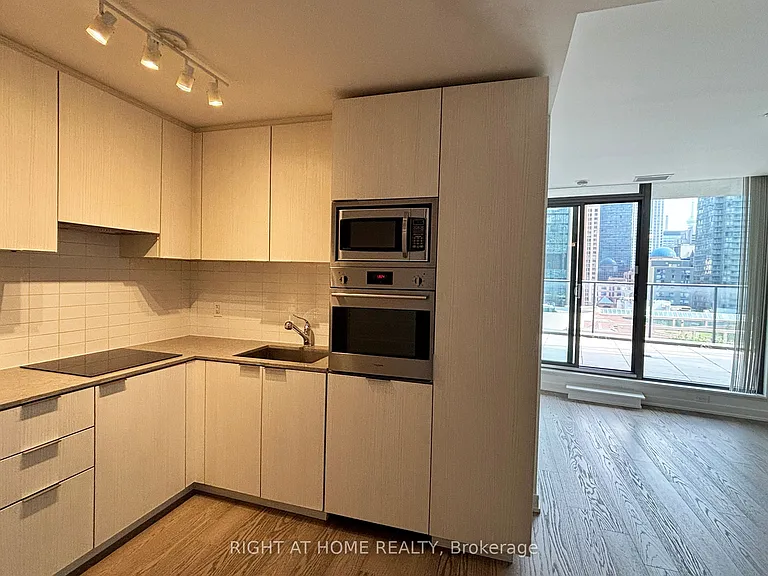 11 Wellesley St W #606 — Photo 3