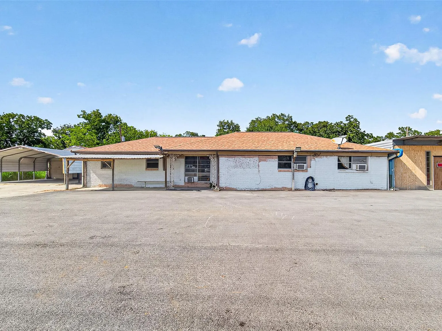 3 bed, 1.0 bath, 5036 sqft, $3,500 — Photo 2