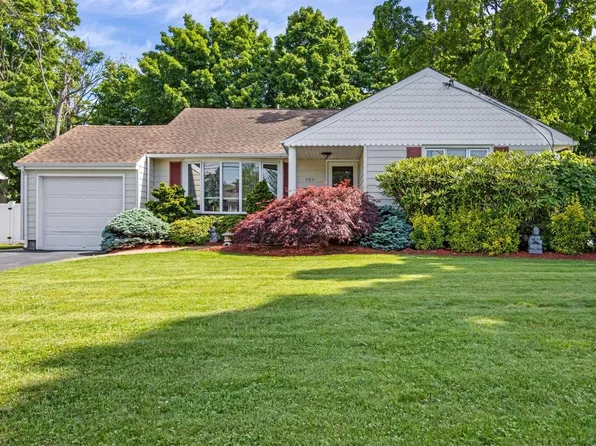 404 Kime Avenue, West Islip, NY 11795