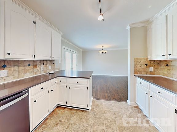 5th image of 137 Deercroft Dr