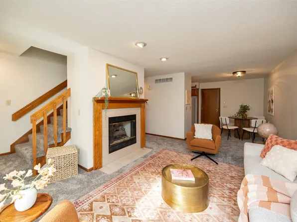 6826 Oakwood Dr, Urbandale, IA 50322