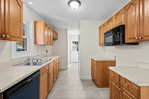 Charming 3 BR Ranch on a Spacious Wooded Lot in Washington Local! Updated Kitchen and Bath,rdwood... — Photo 4