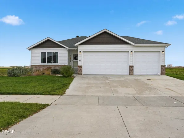 393 Wren Dr, Grand Forks, ND 58201