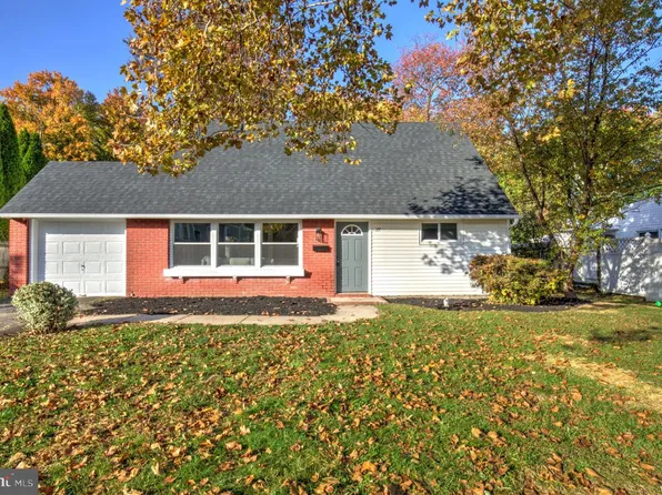 77 Kingwood Ln, Levittown, PA 19055
