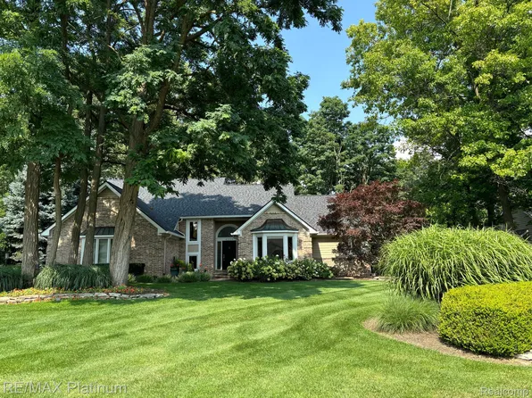 4355 Oak Pointe Dr, Brighton, MI 48116
