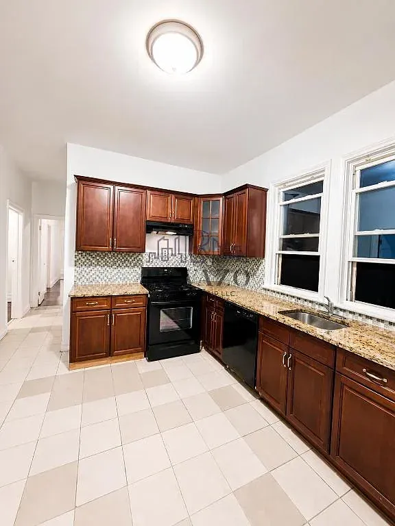 4 bed, 2.0 bath, 900 sqft, $2,200 — Photo 1