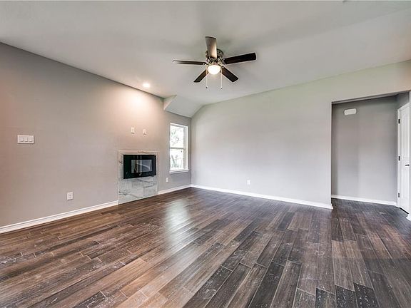 3rd image of 908 Howard St