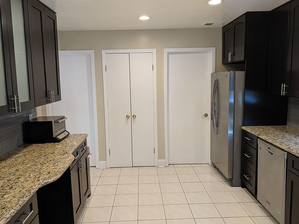 Galley kitchen & big pantry