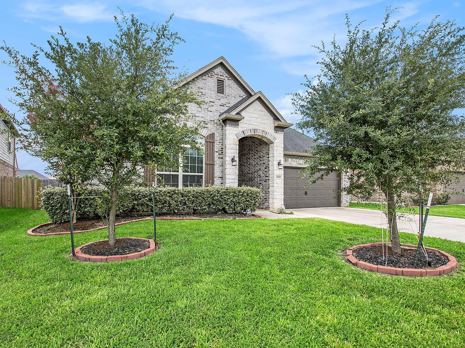 4 bed, 3.5 bath, 2288 sqft, $2,600 — Photo 1