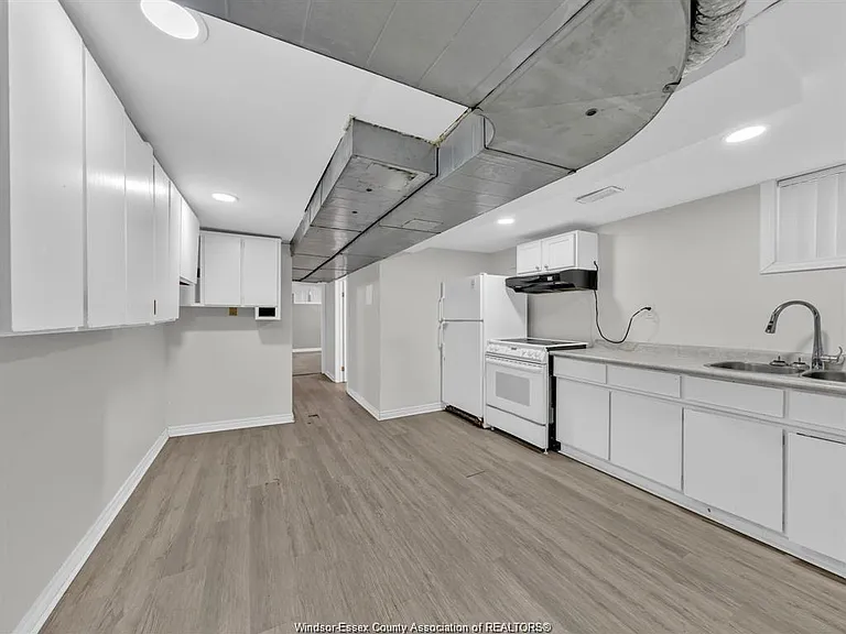2311 University Ave W — Photo 8