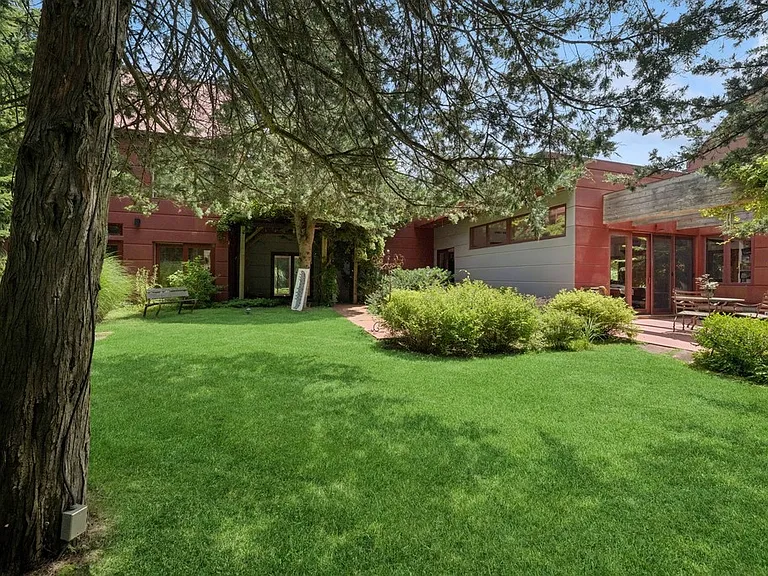71 Greenleaf Ln — Photo 2