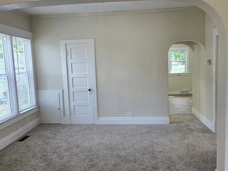322 N Harth Ave — Photo 8