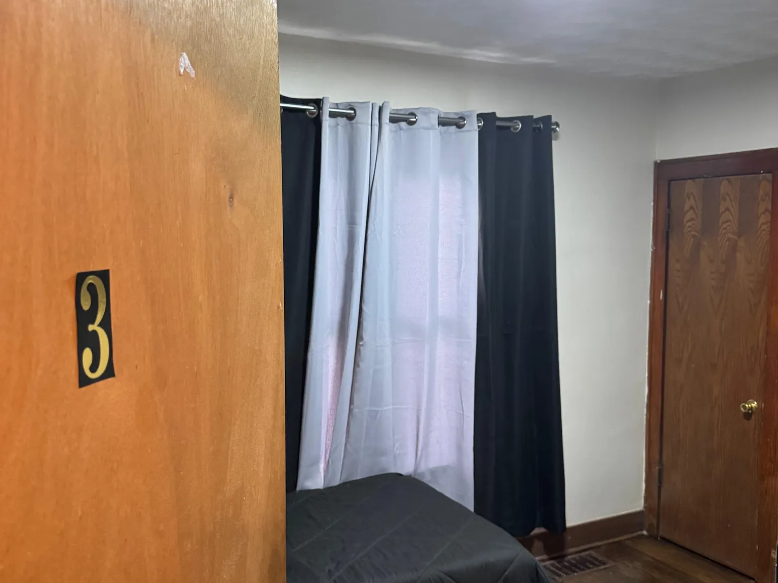 4 bed, 1.0 bath, 1800 sqft, $1,070 — Photo 1