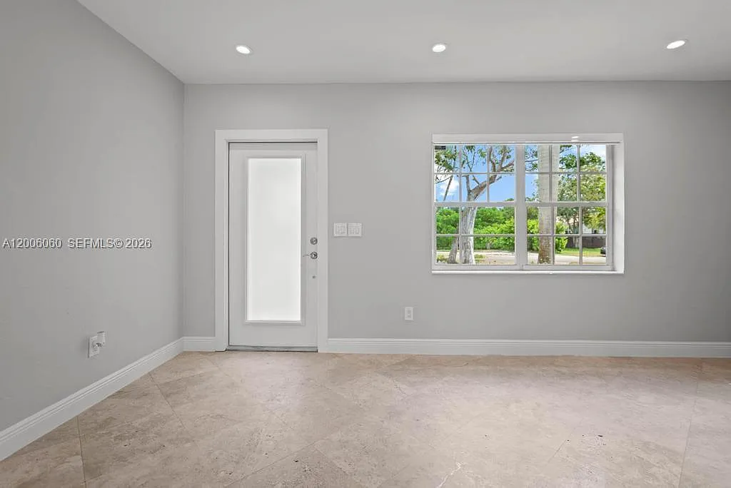 $4,900 11222 NE 9th Ave — Photo 3