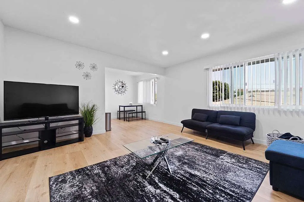 2 bed, 810 sqft, $2,475 — Photo 1