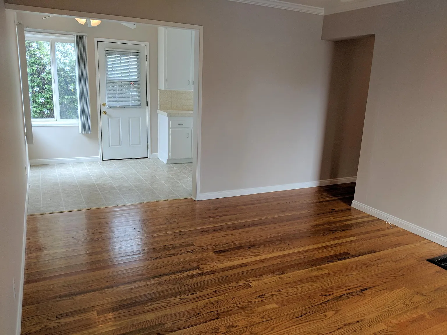 2131 1/2 Stewart St — Photo 2