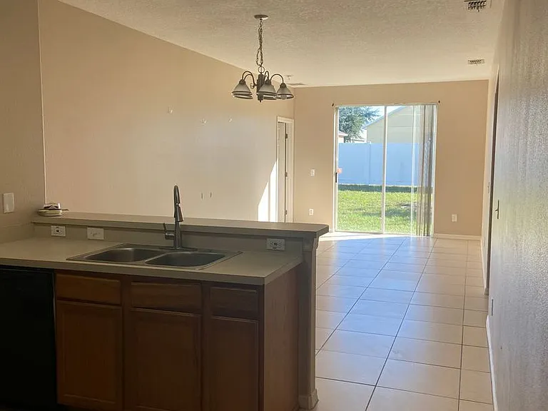 628 Madina Cir — Photo 10