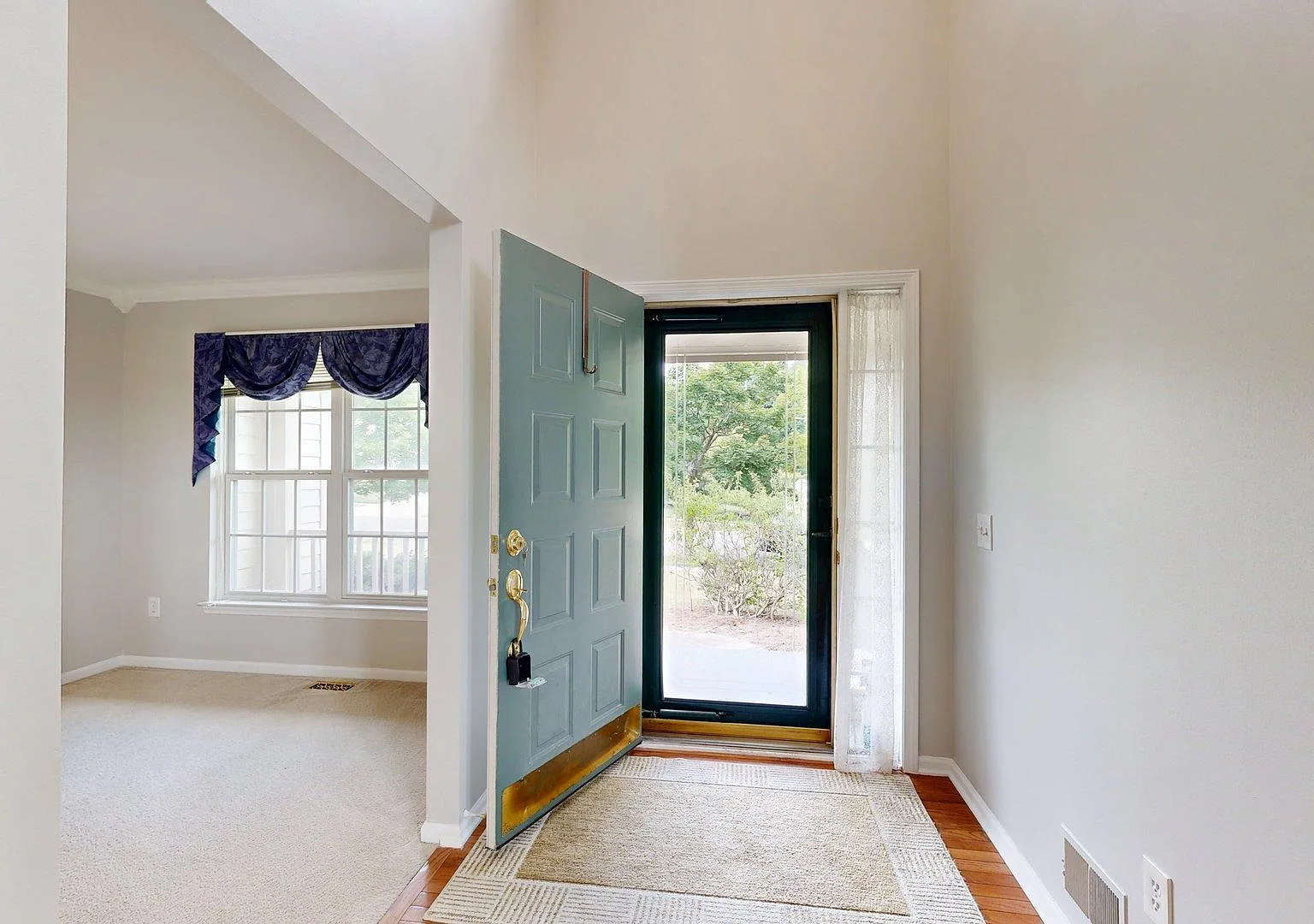 4 bed, 2.5 bath, 3744 sqft, $3,600 — Photo 2