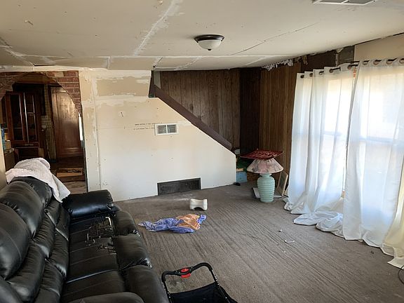 4th image of 915 W Mill St S