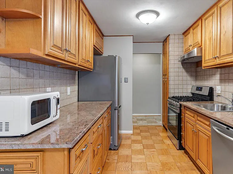 2844 Dover Ln #304 — Photo 3
