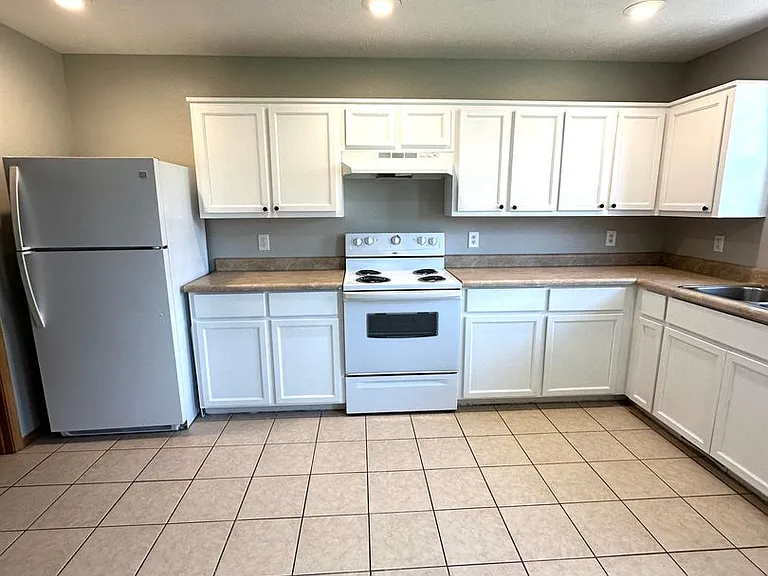 406 W Pawnee Ln — Photo 5