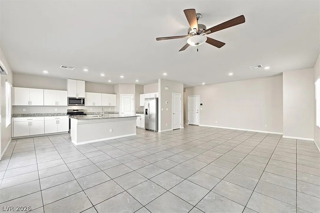 4 bed, 2.5 bath, 2425 sqft, $2,350 — Photo 4