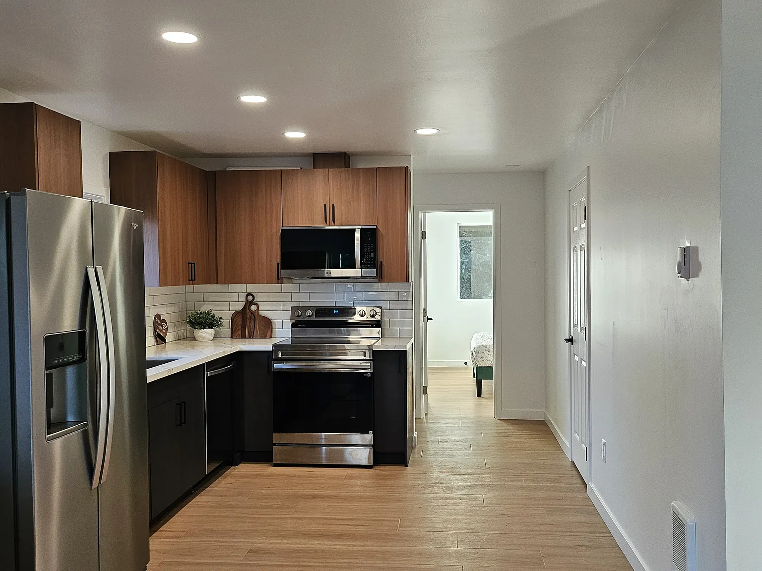 3 bed, 1100 sqft, $3,399 — Photo 3