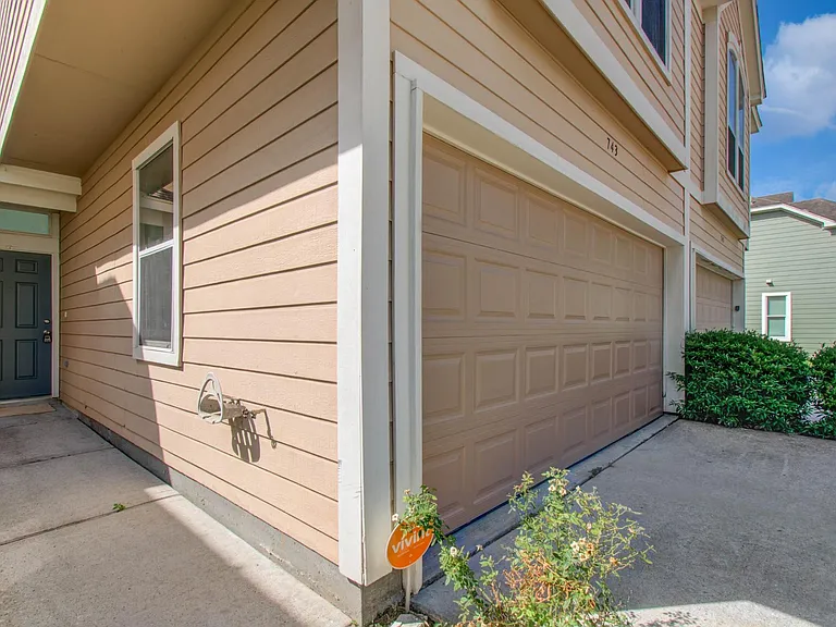743 Hallsleigh Ln — Photo 6