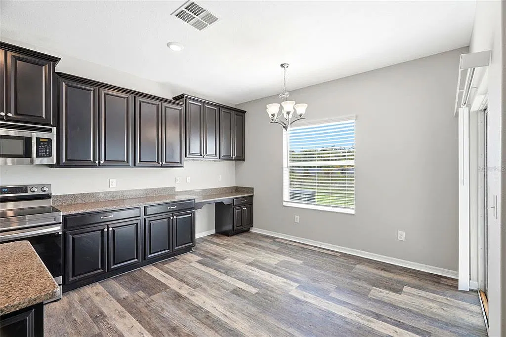 6 bed, 3.0 bath, 3023 sqft, $2,850 — Photo 3
