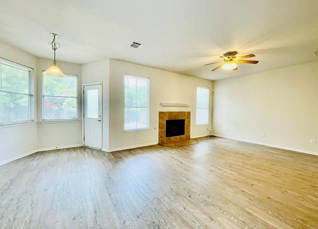 3 bed, 2.5 bath, 2114 sqft, $2,200 — Photo 4