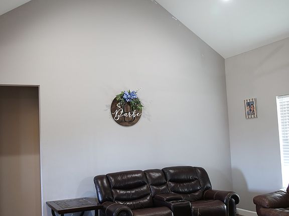 3rd image of 809 Hooper Rd