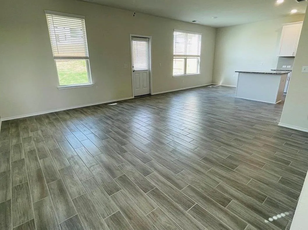 3 bed, 2.5 bath, 1700 sqft, $2,200 — Photo 2