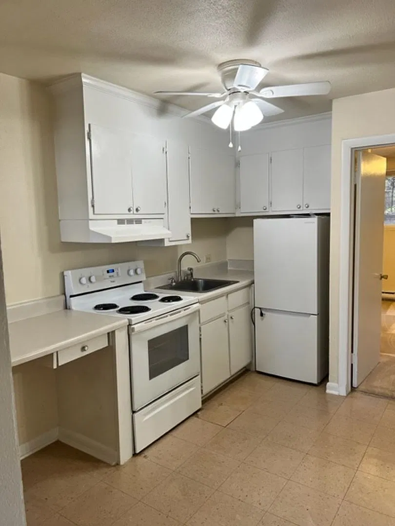 AP7001 - Emerald Square - 2121 Angus Road — Photo 3