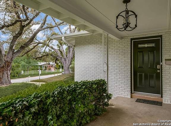 2nd image of 202 Oakleaf Dr