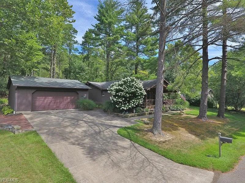 9127 N Shore Dr NE photo 1
