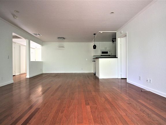 3rd image of 4844 Riverton Ave APT 104