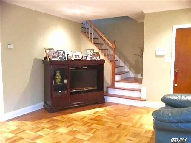 2nd image of 11523 223rd St
