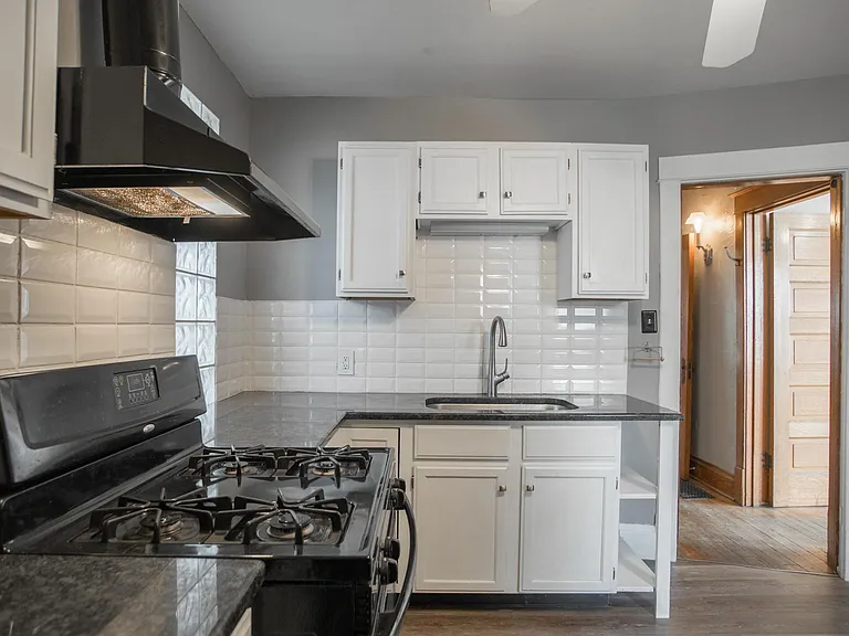 4228 Greenwood Pl — Photo 2
