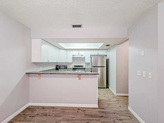5th image of 3202 Bloomingdale Villas Ct #3202