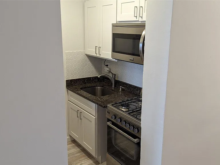 1 Broadway E #4B — Photo 9