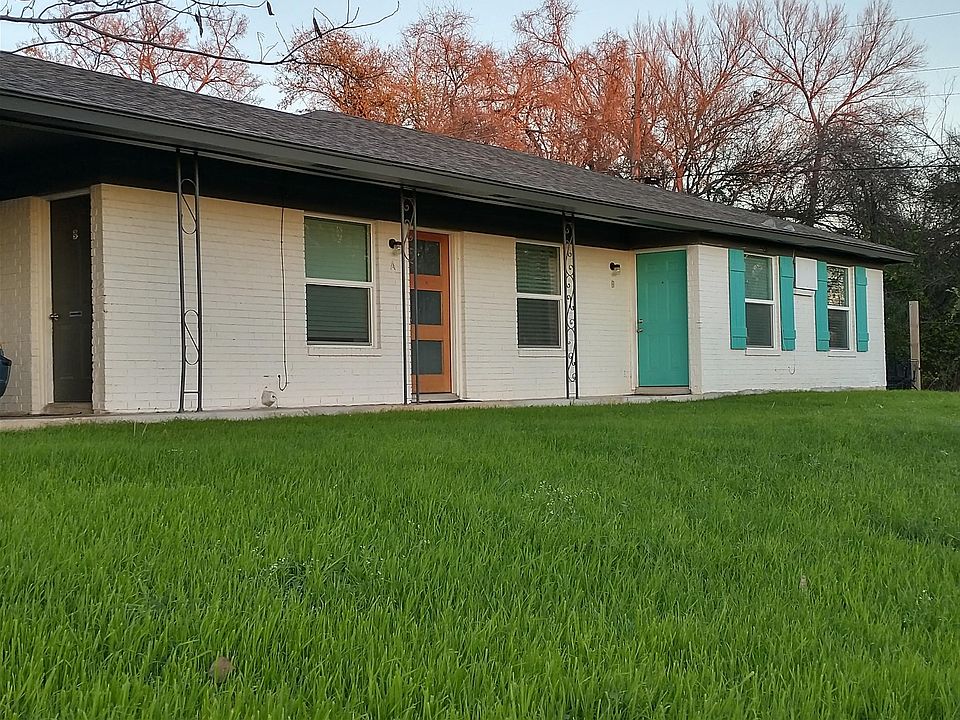 Welcome home. Nice unfenced yard.
