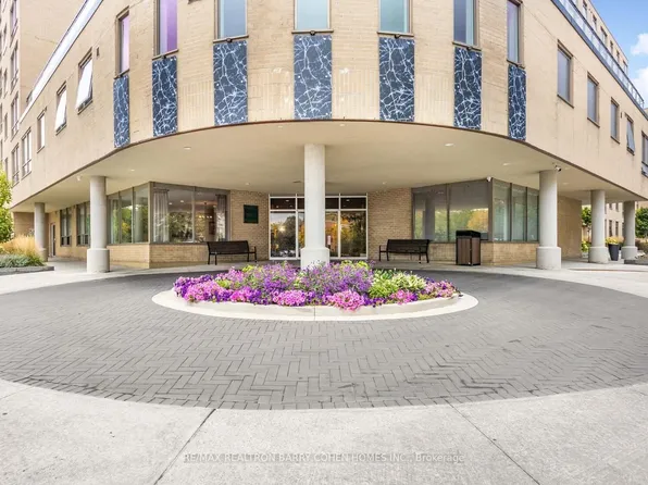 326 Major Mackenzie Dr E #404, Richmond Hill, ON L4C 8T4