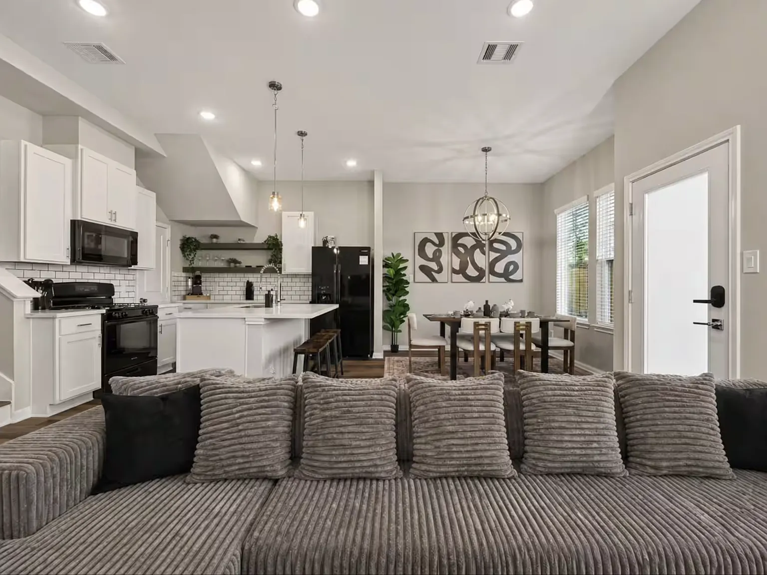 3 bed, 2.5 bath, 1620 sqft, $2,700 — Photo 2