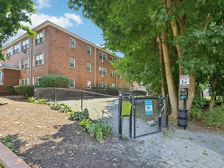 12 Heritage Dr-005