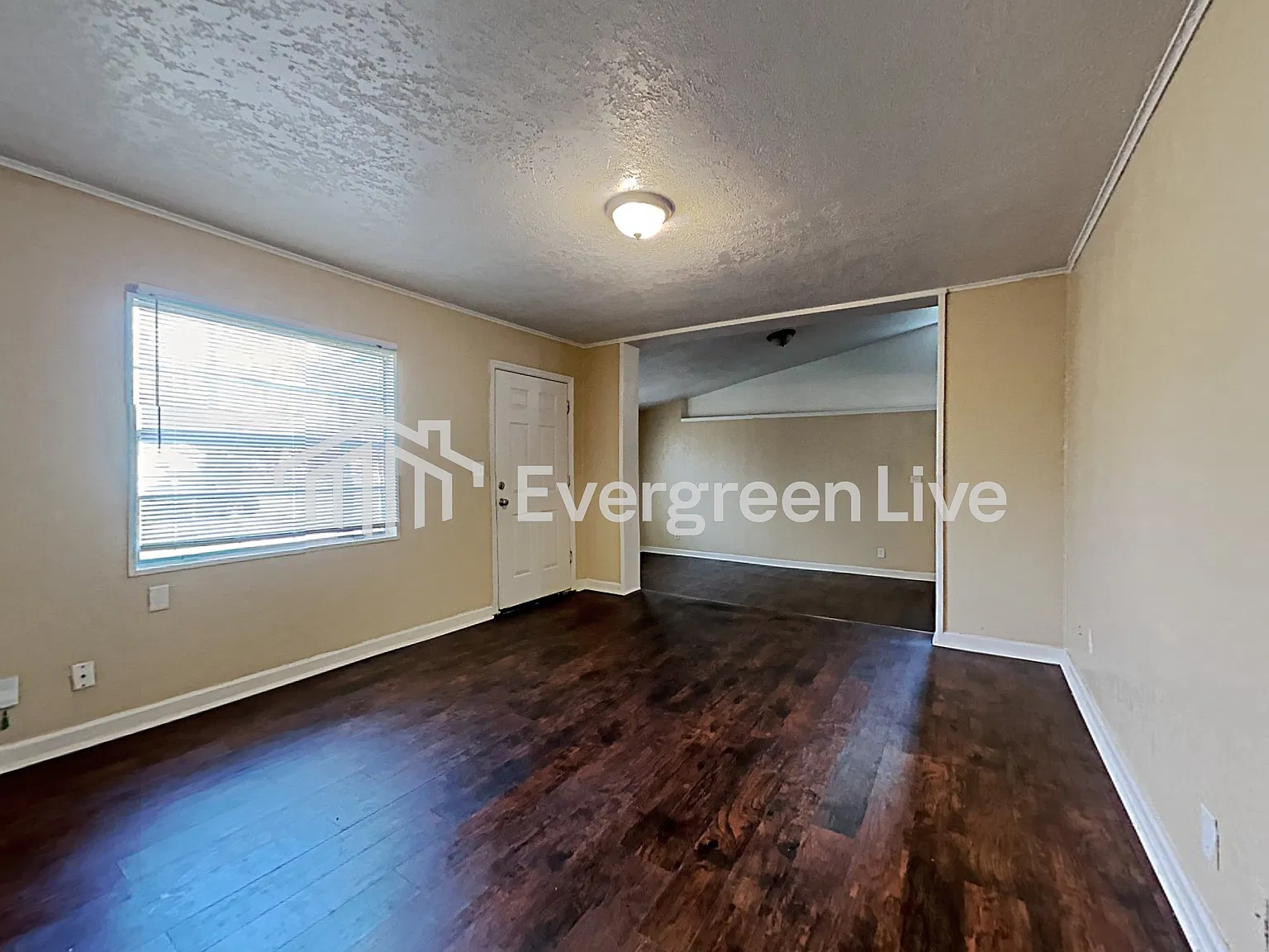 3 bed, 1.0 bath, 1358 sqft, $1,345 — Photo 2