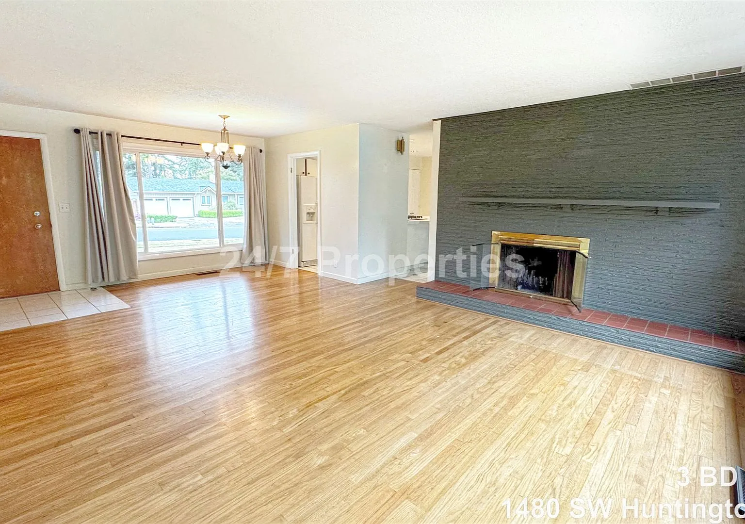 Comfortable 3 BD | 2 BA - Cedar Hills Neighborhood — Photo 3