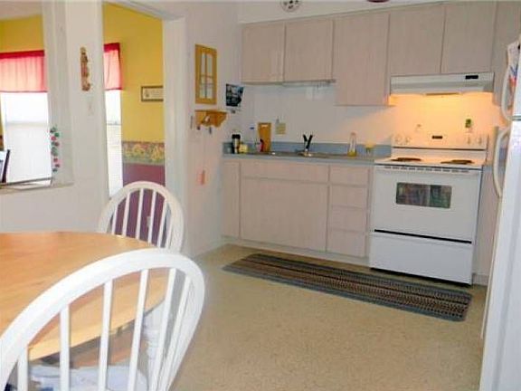 Kitchen with eat-in space