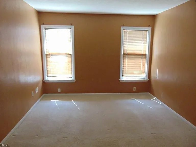 125 Wexford Dr E — Photo 6