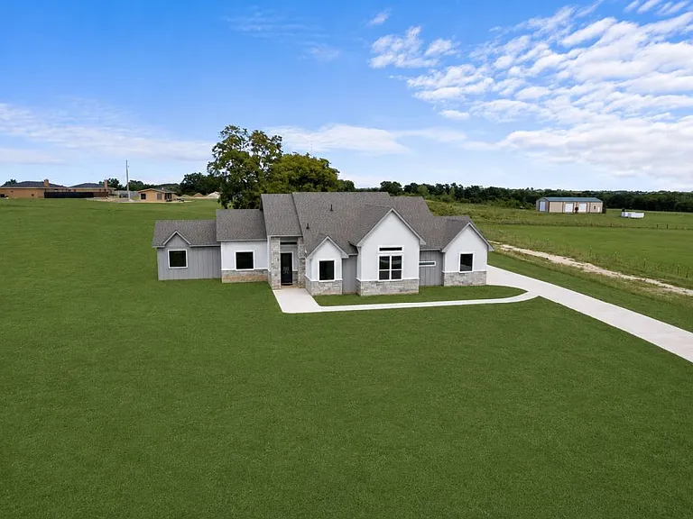 223 Vaughn Ln — Photo 1